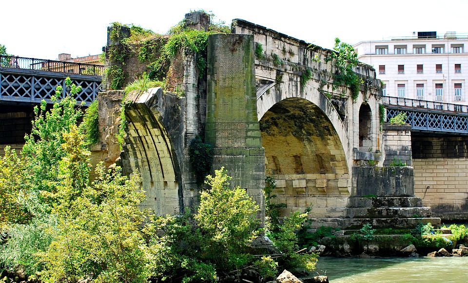 Ruinen der historischen Ponte Rotto über dem Tiber.