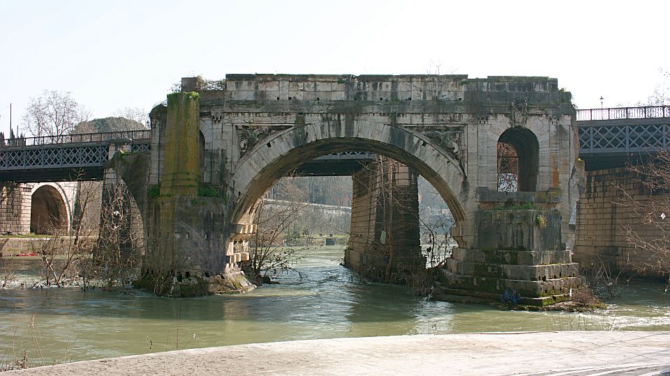 Ponte Rotto mit ihren erhaltenen Steinbögen.