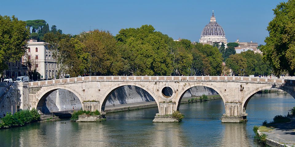 Ponte Sisto zählt mit ihrem charakteristischen Rundbogen eindeutig zu den bekanntesten Brücken der Renaissance in Rom.