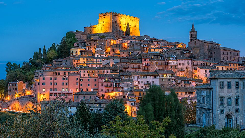 Malerischer Blick über die Altstadt mit Burg und traditioneller Architektur bei Nacht.