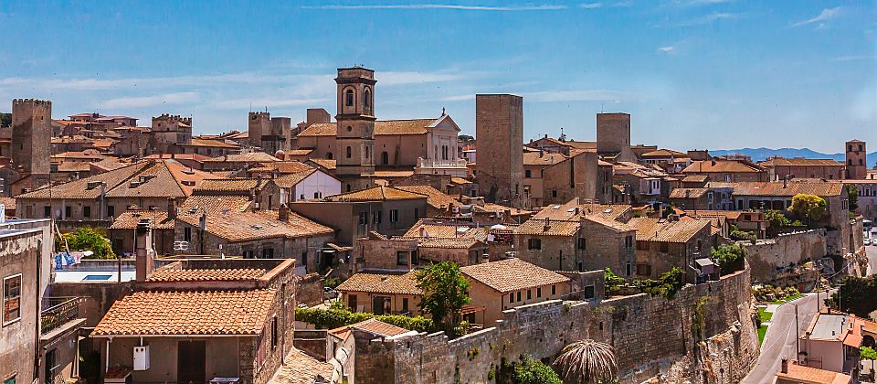 Entdecken Sie Tarquinia in der Provinz Viterbo mit ihren etruskischen Gräbern, und mittelalterlichen Türmen.