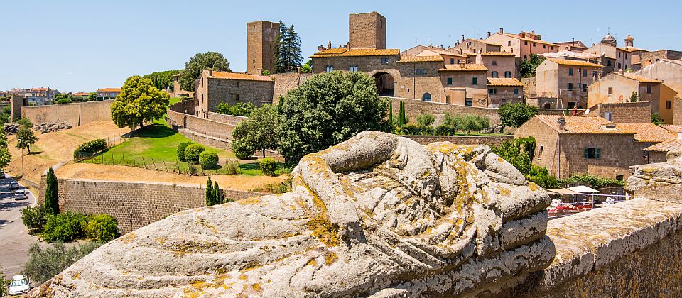 In Tuscania findet man mittelalterliche Architektur, mit romanischen Kirchen, eingebettet in einer sanften Hügellandschaft.
