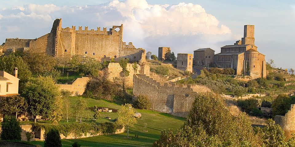 Der Blick auf das Castello und San Pietro zeigt Tuscania von seiner schönsten Seite – geprägt von Geschichte und mittelalterlichem Flair.