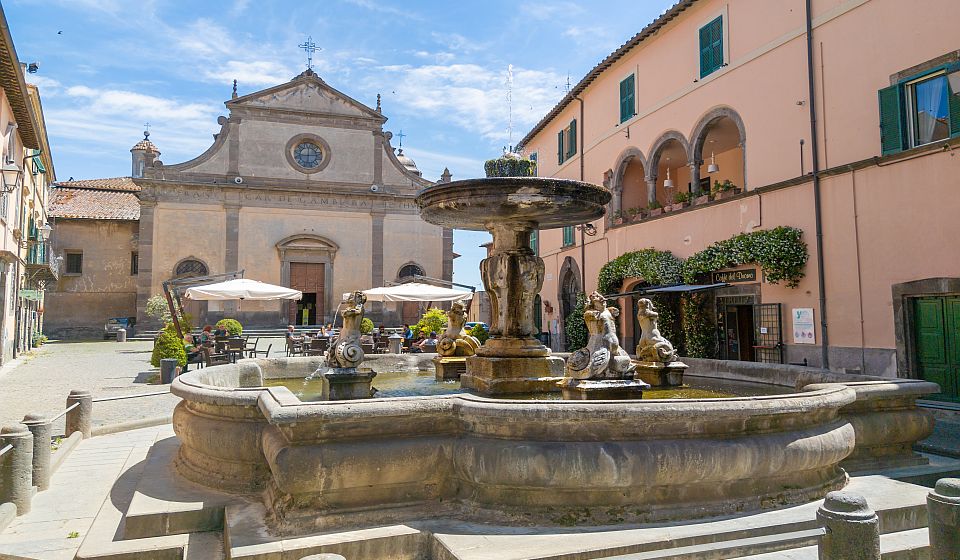 Die Fontana Grande in Tuscania ist ein elegantes mittelalterliches Wahrzeichen und erinnert an die lange Geschichte der Stadt.