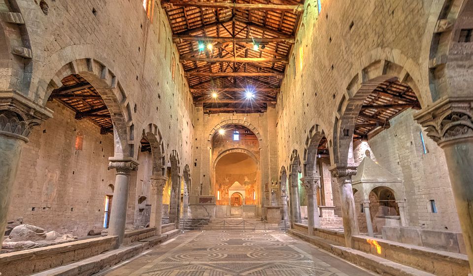 Das Kirchenschiff der Basilica di San Pietro in Tuscania besticht durch mächtige Säulen, klare Formen und romanische Strenge.