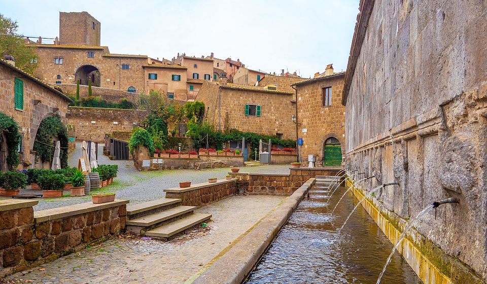 Historische Mauern, plätscherndes Wasser und Naturstein prägen diesen stimmungsvollen Winkel in der Altstadt von Tuscania.