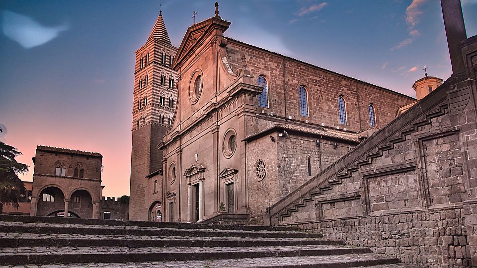 Die Kathedrale San Lorenzo zwischen den historischen Gebäuden der Altstadt