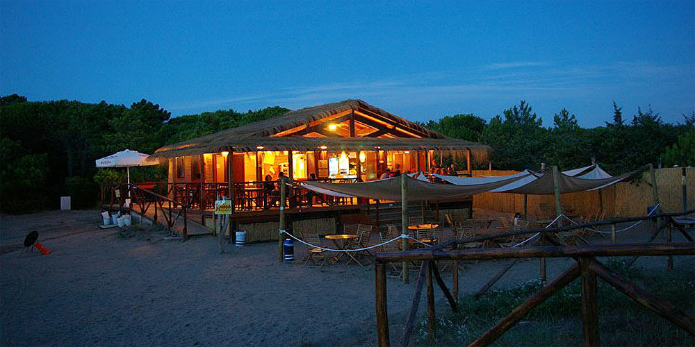 Fuorirotta Beach Marina di Grosseto - Bar am Abend Fuorirotta Beach Marina di Grosseto - Bar am Abend