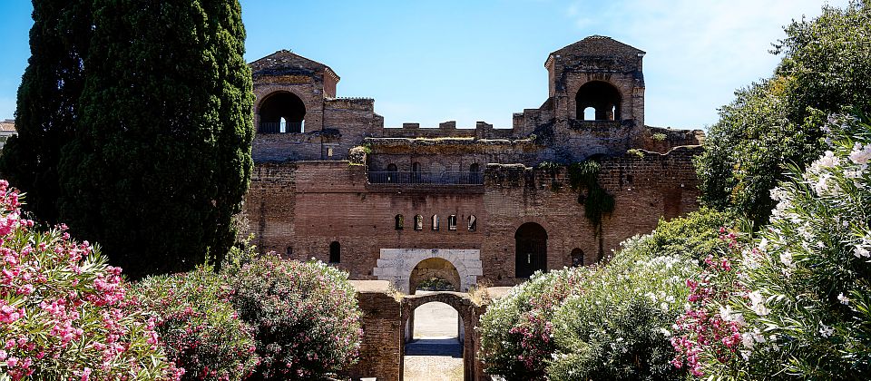 Porta Asinaria ist eines der eindrucksvollsten Tore der Aurelianischen Mauer und liegt neben der neueren Porta San Giovanni.