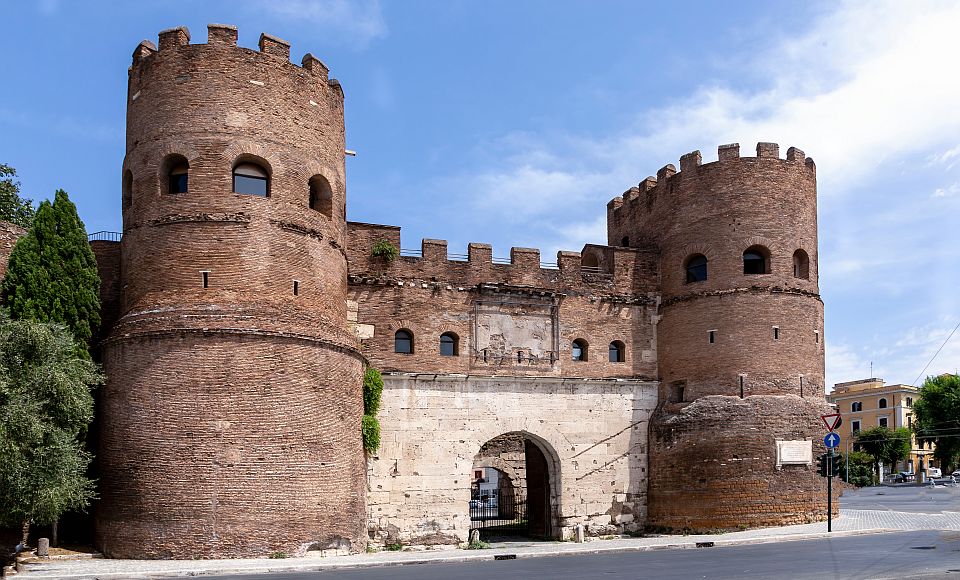 Historische Porta Asinaria mit ihren markanten halbzylindrischen Türmen an der Aurelianischen Mauer.