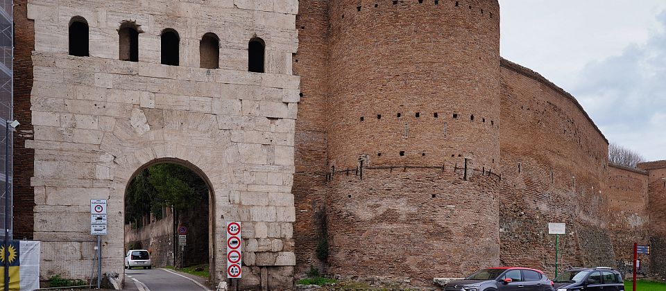 Porta Latina gehört zu den gut erhaltenen Toren der Aurelianischen Mauer und liegt an der antiken Verbindung Richtung Süden.