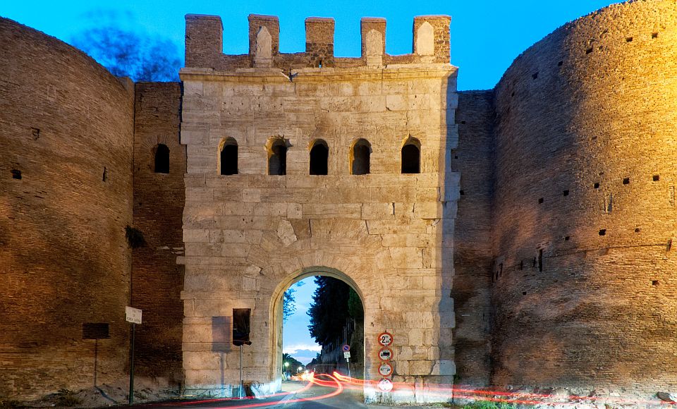 Historische Porta Latina, ein einzelbogiges Stadttor der antiken Aurelianischen Mauern.