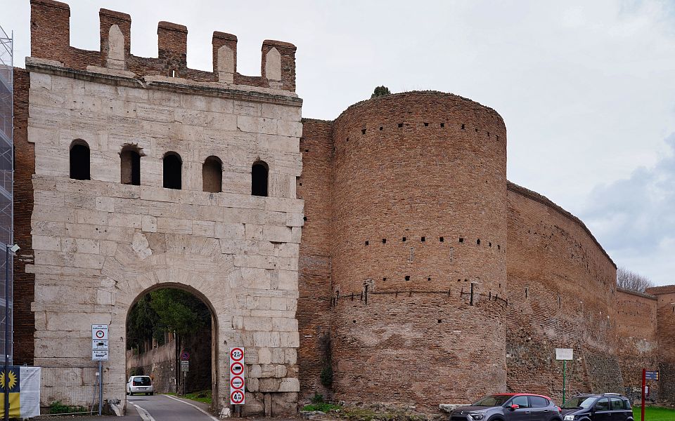 Antikes Stadttor Porta Latina als Teil der gut erhaltenen Aurelianischen Mauern.